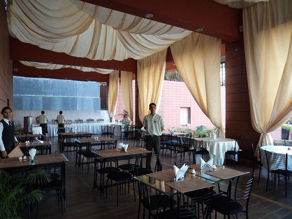 Vits Hotel Pune Exterior foto