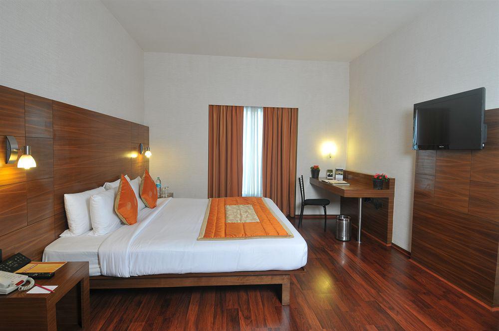 Vits Hotel Pune Exterior foto
